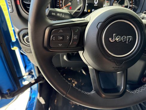 Used 2025 Jeep Wrangler Unlimited Rubicon AWD/4WD image 18