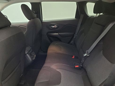 Used 2019 Jeep Cherokee Latitude w/ Popular Appearance Group image 18