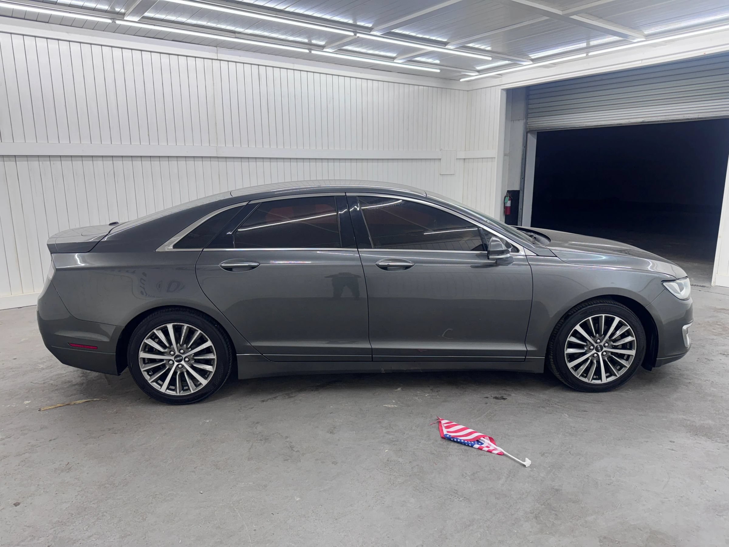 Used 2020 Lincoln MKZ FWD image 4