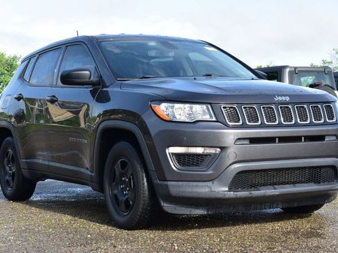 Used 2019 Jeep Compass Sport w/ Tech Group FWD image 3