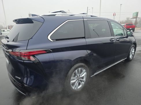 Used 2025 Toyota Sienna Limited image 5