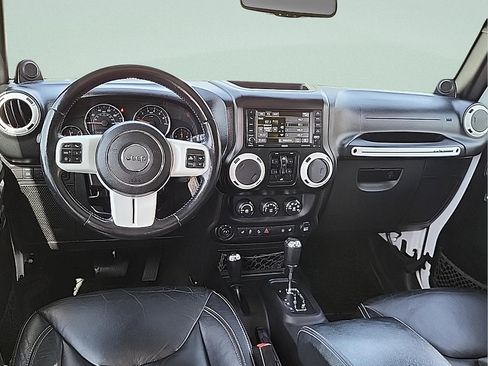 Used 2014 Jeep Wrangler Unlimited Sahara w/ Dual Top Group AWD/4WD image 15