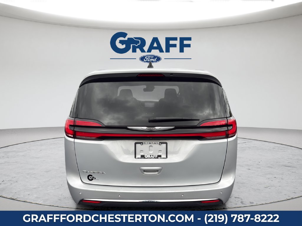Used 2024 Chrysler Pacifica Touring-L FWD image 9