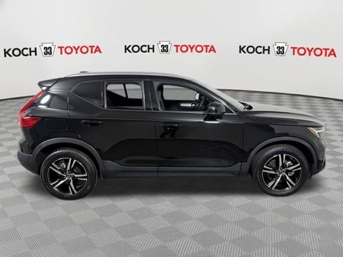 Used 2023 Volvo XC40 B5 Core image 9