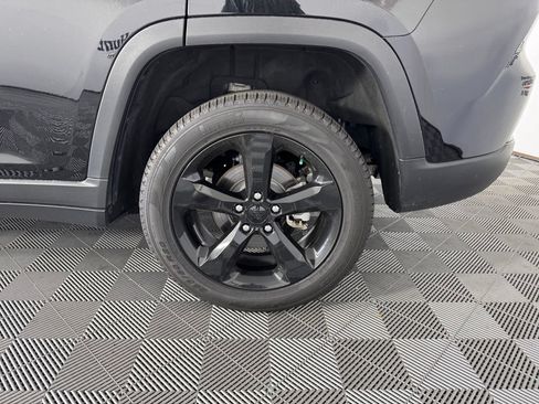 Used 2023 Jeep Grand Cherokee Limited w/ Black Appearance Package AWD/4WD image 13
