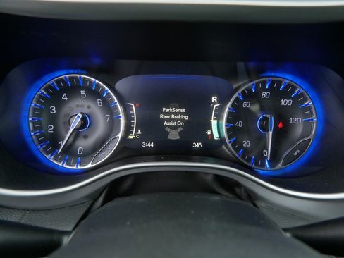 Used 2023 Chrysler Pacifica Touring image 35