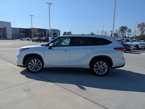 Used 2023 Toyota Highlander Limited image 4
