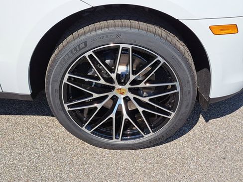 Certified 2025 Porsche Macan AWD/4WD image 11