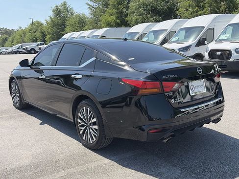 Used 2023 Nissan Altima 2.5 SV w/ SV Premium Package AWD/4WD image 5