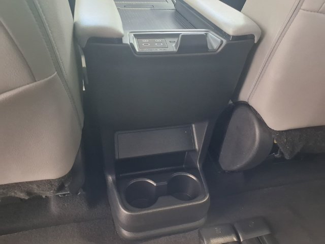 Used 2026 Toyota Sienna XLE FWD image 19