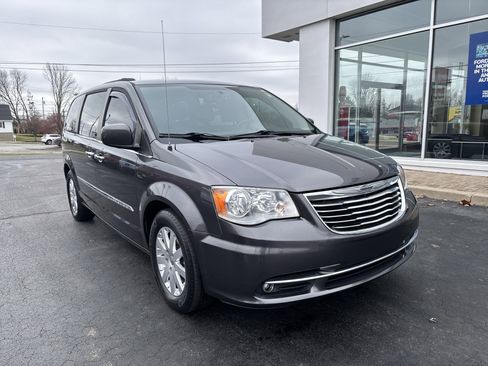 Used 2015 Chrysler Town & Country Touring w/ Driver Convenience Group image 1