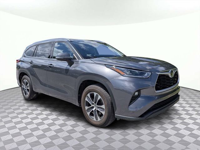 Used 2021 Toyota Highlander XLE FWD image 2