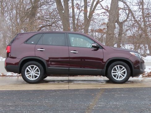 Used 2014 Kia Sorento LX image 2