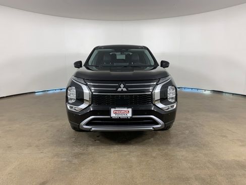 Used 2025 Mitsubishi Outlander SE image 3