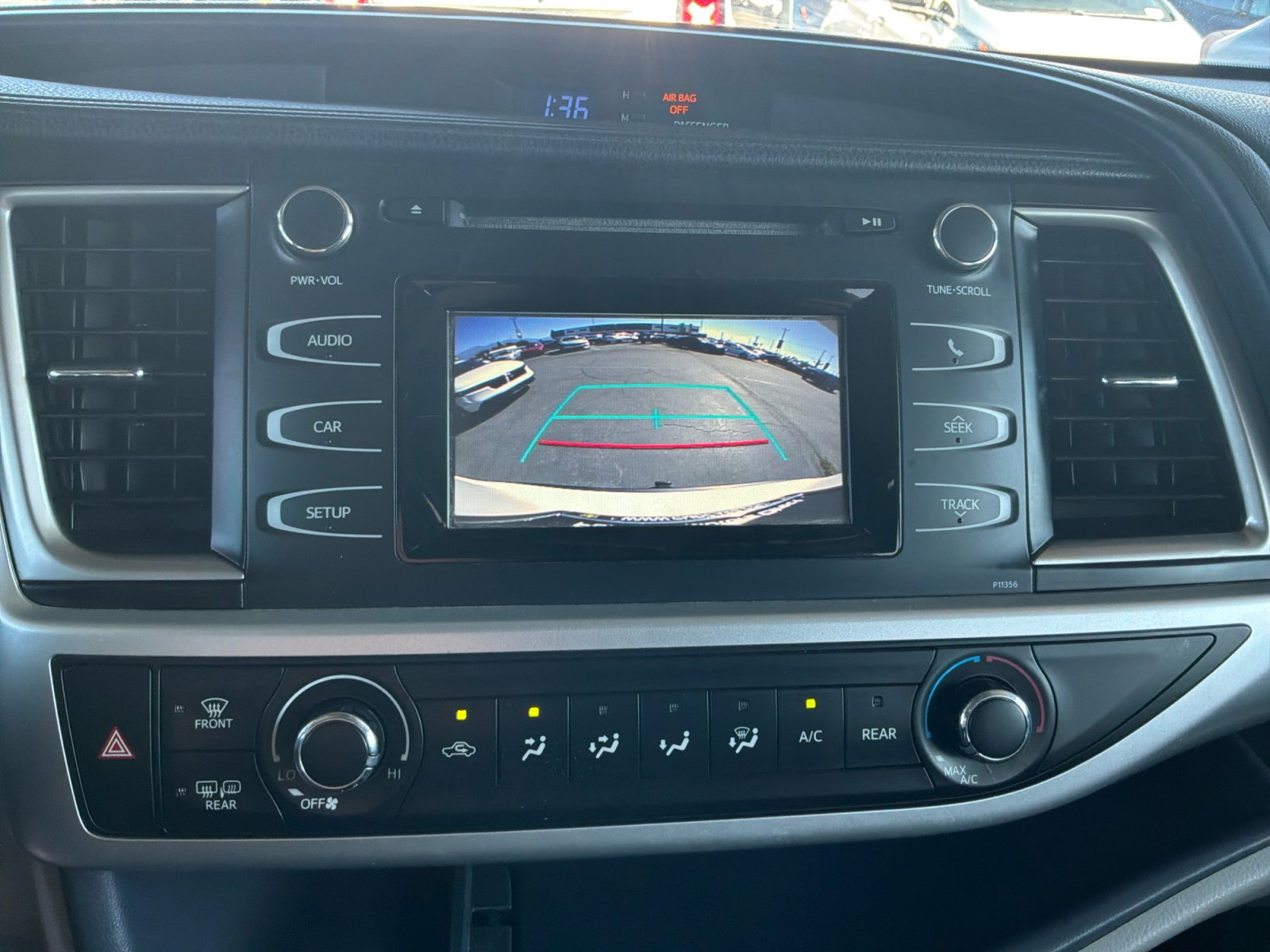 Used 2018 Toyota Highlander LE FWD image 21