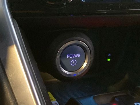 Used 2021 Toyota Venza LE image 24