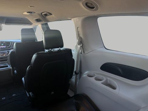 Used 2024 Chrysler Pacifica Touring-L image 29