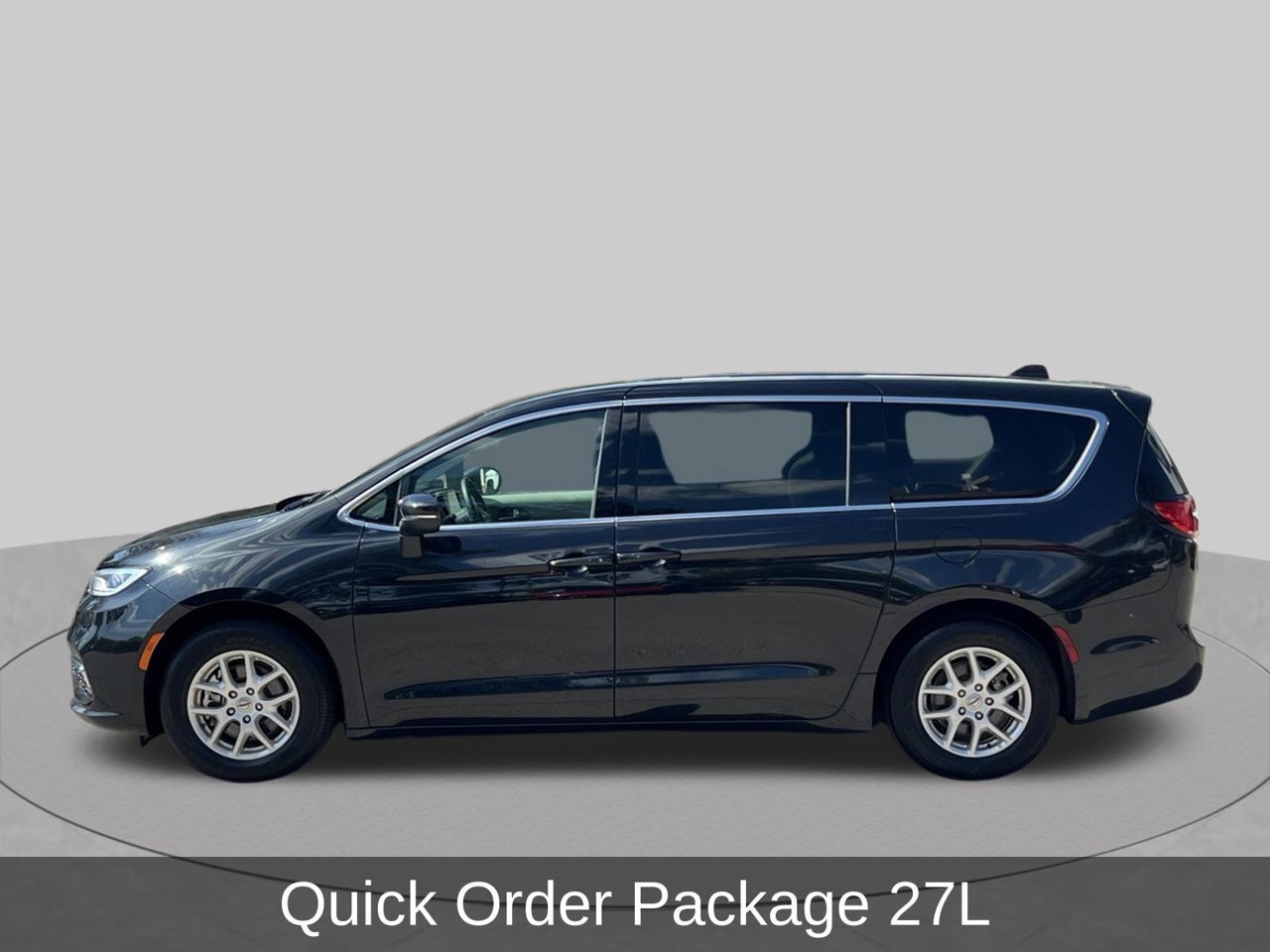 Used 2023 Chrysler Pacifica Touring-L FWD image 2