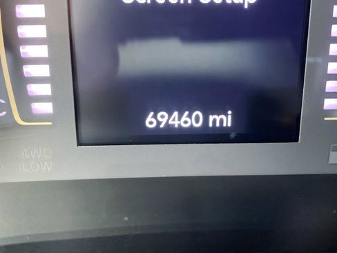 Used 2020 Jeep Cherokee Latitude Plus w/ Comfort/Convenience Group FWD image 30