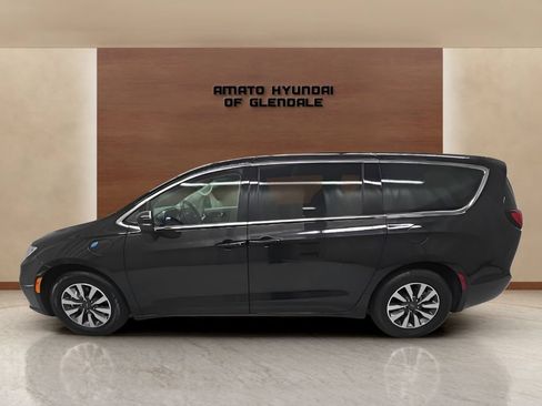 Used 2023 Chrysler Pacifica Touring-L FWD image 3