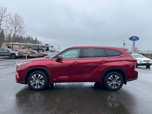 Used 2022 Toyota Highlander XLE image 2