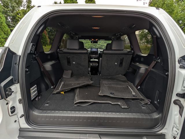 Used 2023 Lexus GX 460 Luxury w/ Sport Design Package AWD/4WD image 33
