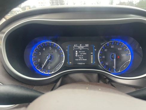 Used 2017 Chrysler Pacifica Touring-L w/ Tire & Wheel Group image 10