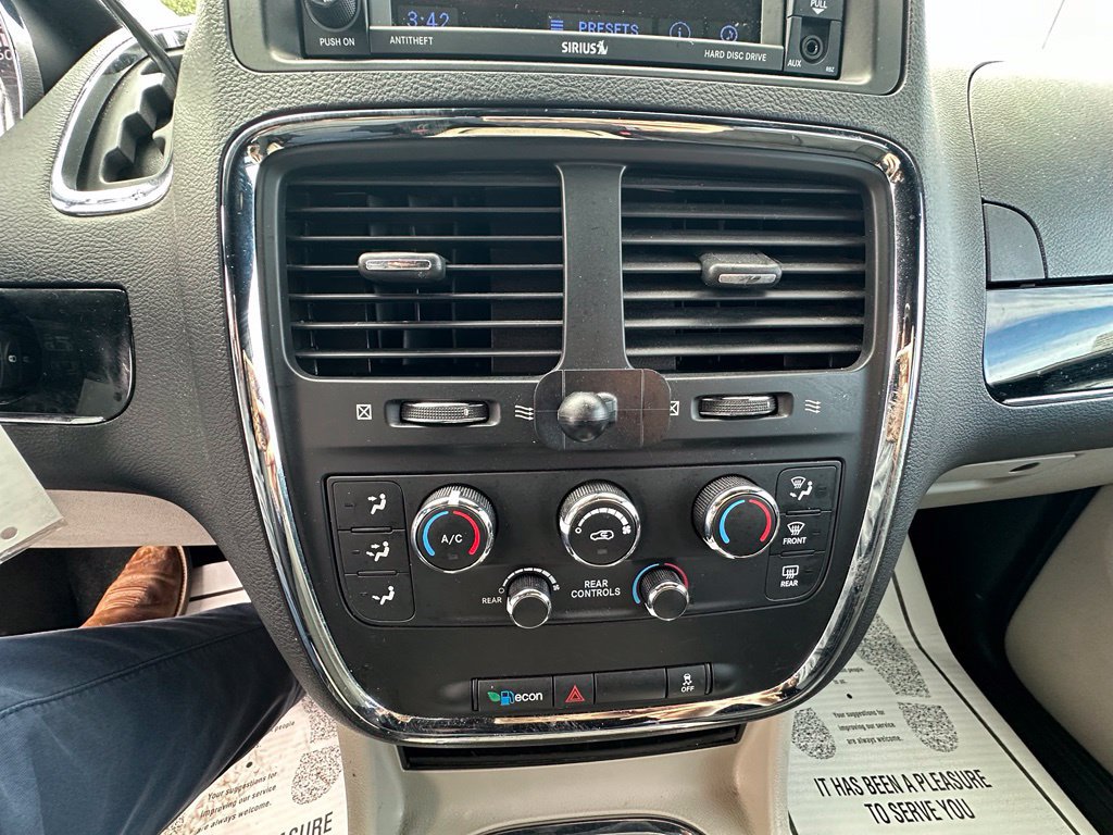 Used 2019 Dodge Grand Caravan SXT w/ Mopar Premium Addition Group FWD image 19