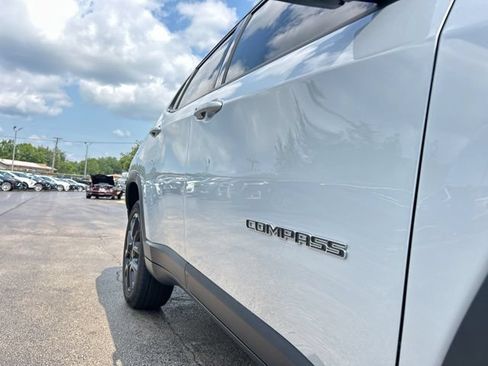 Used 2025 Jeep Compass Limited AWD/4WD image 15