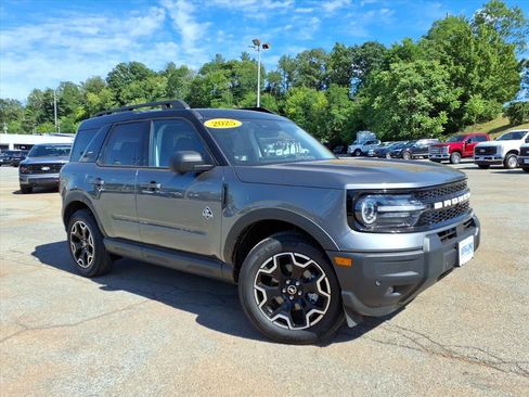 Used 2025 Ford Bronco Sport Outer Banks w/ Outer Banks Tech Package+ AWD/4WD image 3