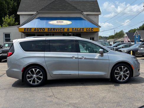Used 2017 Chrysler Pacifica Limited FWD image 1