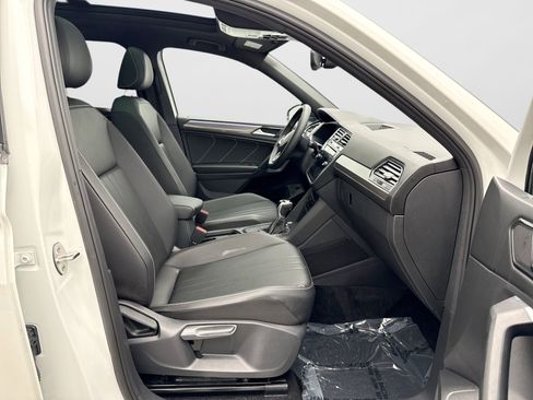 Used 2023 Volkswagen Tiguan SE R-Line FWD image 9