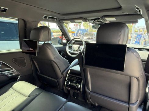 Used 2023 Land Rover Range Rover Long Wheelbase SE image 15