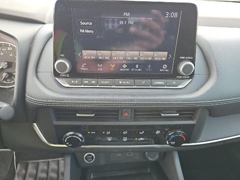 Used 2023 Nissan Rogue S FWD image 3