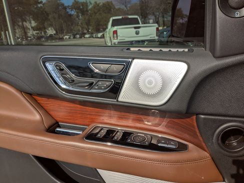 Used 2022 Lincoln Navigator Reserve image 12