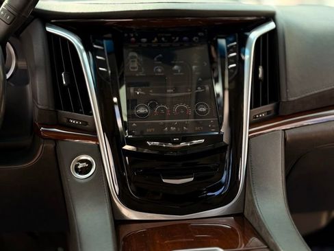 Used 2019 Cadillac Escalade Luxury AWD/4WD image 16