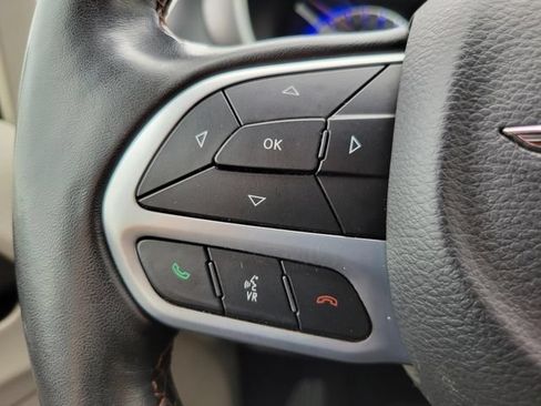 Used 2020 Chrysler Pacifica Touring-L FWD image 17