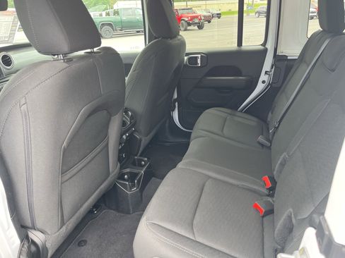 Used 2021 Jeep Wrangler Unlimited Sahara AWD/4WD image 4