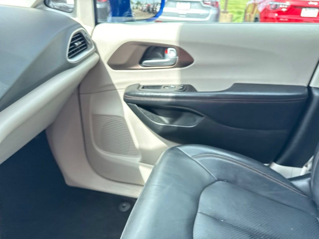 Used 2019 Chrysler Pacifica Touring-L FWD image 25