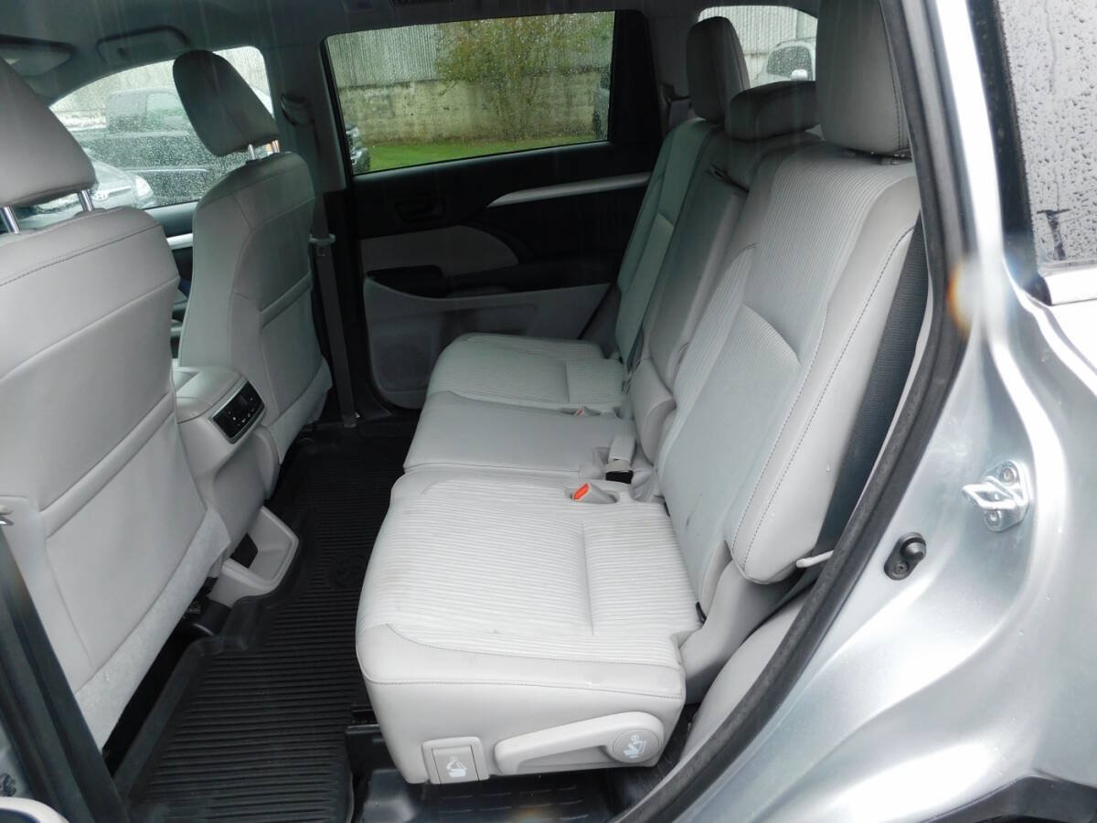 Used 2017 Toyota Highlander Plus w/ Carpet Mat Package FWD image 8