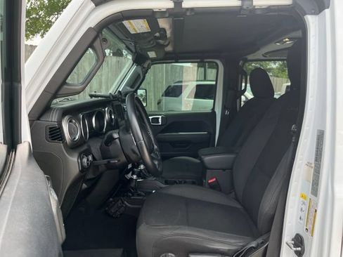 Used 2019 Jeep Wrangler Unlimited Sahara AWD/4WD image 9