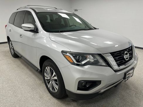Used 2018 Nissan Pathfinder SV FWD image 2