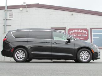 Used 2022 Chrysler Pacifica Touring-L image 1