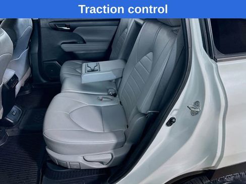 Used 2022 Toyota Highlander XLE image 19
