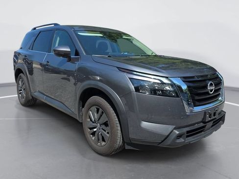 Used 2024 Nissan Pathfinder SV FWD image 2