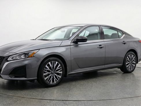 Used 2025 Nissan Altima 2.5 SV FWD image 3