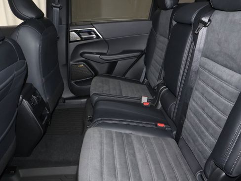 New 2026 Mitsubishi Outlander SE image 14