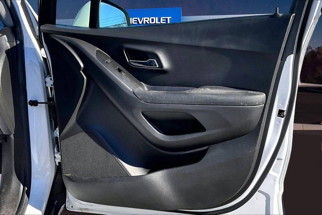 Used 2021 Chevrolet Trax LT w/ Premium Seat Package FWD image 30