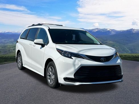 Used 2025 Toyota Sienna LE AWD/4WD image 8