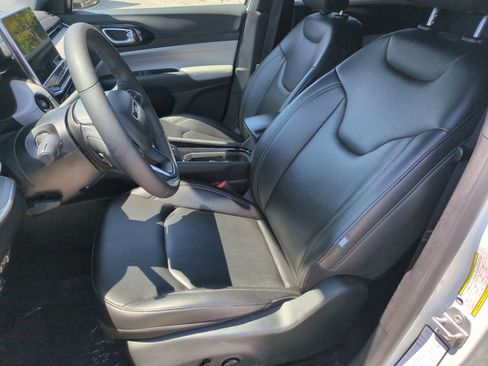 Used 2025 Jeep Compass Limited AWD/4WD image 16